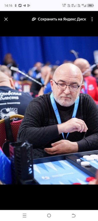 Заур Апеков